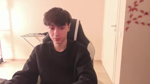 Snapshot of stralght_twinks chatting on 03/10/25, 08:26 Ray online show from 03/10/25, 08:26
