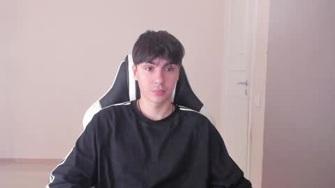 Snapshot of stralght_twinks chatting on 09/13/25, 05:40 Ray online show from 09/13/25, 05:40
