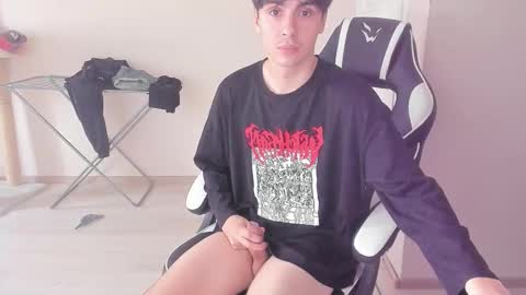 Snapshot of stralght_twinks chatting on 09/22/25, 01:57 Ray online show from 09/22/25, 01:57