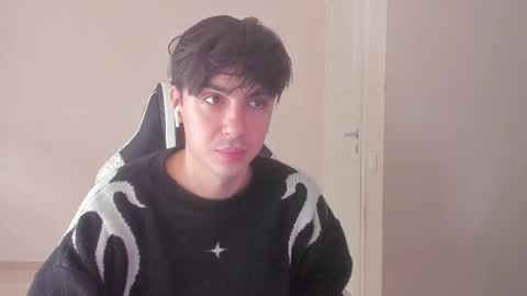 Snapshot of stralght_twinks chatting on 09/27/25, 05:56 Ray online show from 09/27/25, 05:56