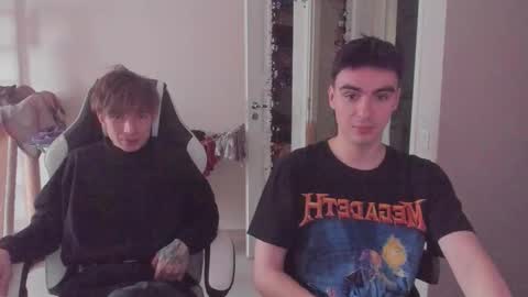 Snapshot of stralght_twinks chatting on 10/09/25, 01:31 Ray online show from 10/09/25, 01:31
