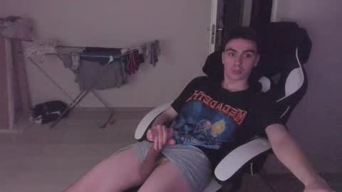 Snapshot of stralght_twinks chatting on 10/12/25, 05:23 Ray online show from 10/12/25, 05:23
