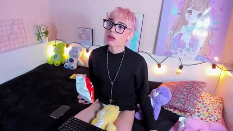 strawberry_kitty_ online show from 11/15/25, 04:21