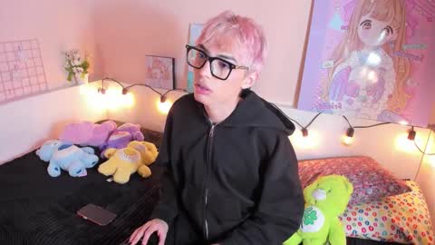 strawberry_kitty_ online show from 11/17/25, 03:56