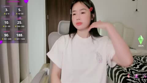 Snapshot of strawberry_loveee chatting on 11/06/25, 03:13 strawberry_loveee online show from 11/06/25, 03:13