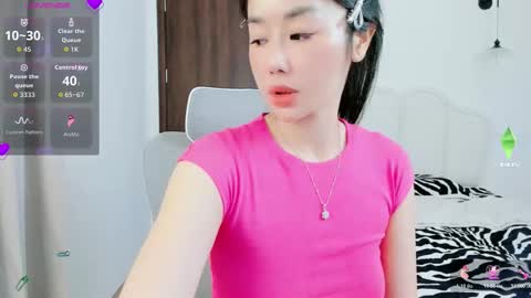Snapshot of strawberry_loveee chatting on 11/24/25, 10:26 strawberry_loveee online show from 11/24/25, 10:26