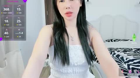 Snapshot of strawberry_loveee chatting on 12/15/25, 05:23 strawberry_loveee online show from 12/15/25, 05:23