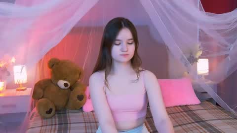 Snapshot of strawbunnybite chatting on 06/07/26, 02:43 Bunny online show from 06/07/26, 02:43