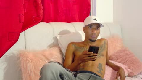 Snapshot of stronganddelicious chatting on 09/21/25, 06:09 stronganddelicious online show from 09/21/25, 06:09