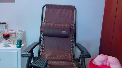 Snapshot of stronganddelicious chatting on 10/01/25, 12:27 stronganddelicious online show from 10/01/25, 12:27