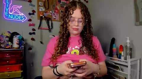 Snapshot of strwbby chatting on 05/13/26, 05:38 Strwbby online show from 05/13/26, 05:38