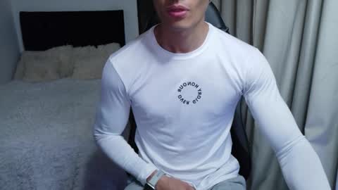stylish man online show from 05/17/26, 09:22