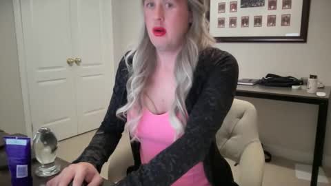 Snapshot of submiss14 chatting on 05/28/26, 08:00 Sissy Isabella online show from 05/28/26, 08:00
