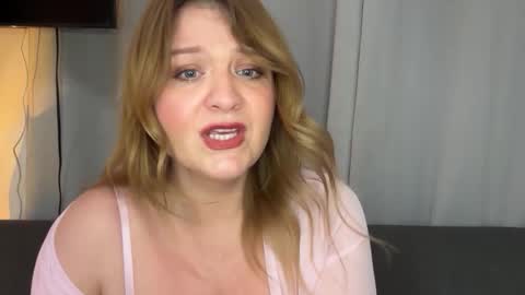 Snapshot of submissivescarletxo chatting on 05/15/26, 11:23 Scarlet online show from 05/15/26, 11:23