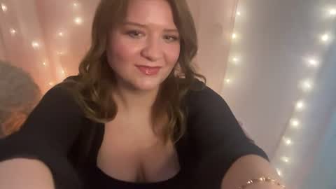 Snapshot of submissivescarletxo chatting on 06/23/26, 01:25 Scarlet online show from 06/23/26, 01:25