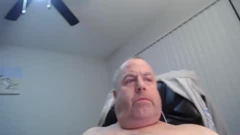 Snapshot of subswichuser00060960 chatting on 12/18/24, 11:24 subswitchuser online show from 12/18/24, 11:24