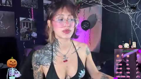 Snapshot of succubus_girl_ chatting on 10/17/25, 03:47 Alexy online show from 10/17/25, 03:47