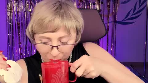 Vivien online show from 02/22/25, 12:08