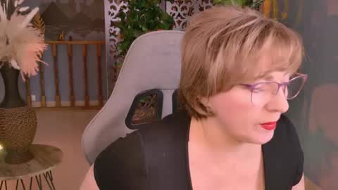 Vivien online show from 11/27/25, 01:24