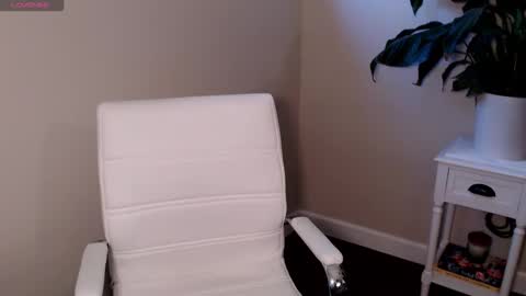Snapshot of suggestivebehavior chatting on 09/17/25, 01:35 Mia online show from 09/17/25, 01:35