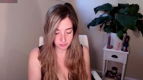 Snapshot of suggestivebehavior chatting on 10/07/25, 02:03 Mia online show from 10/07/25, 02:03