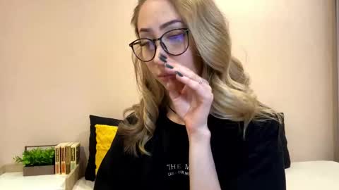 Snapshot of sun_under_dark chatting on 12/18/25, 10:21 Lexi online show from 12/18/25, 10:21