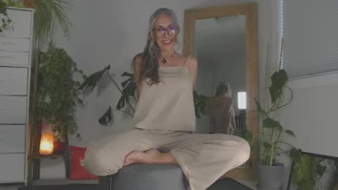 Snapshot of sunnie_dayz chatting on 05/08/26, 10:26 Hi Im Sunnie - Next show Friday August 1 online show from 05/08/26, 10:26