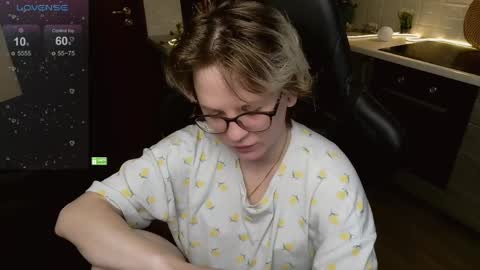 Snapshot of sunny_mood chatting on 06/05/26, 06:31 sunny mood online show from 06/05/26, 06:31