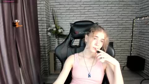 Snapshot of sunshinnneeee chatting on 09/29/25, 01:38 anna online show from 09/29/25, 01:38