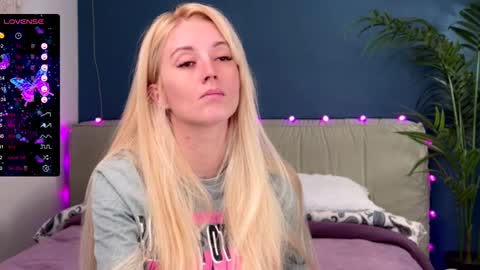 Snapshot of super_peach_stream chatting on 12/15/24, 12:38 ANNApvt open full info in bio online show from 12/15/24, 12:38