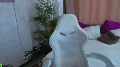 Snapshot of susan__clark chatting on 06/18/26, 01:17 Annie online show from 06/18/26, 01:17