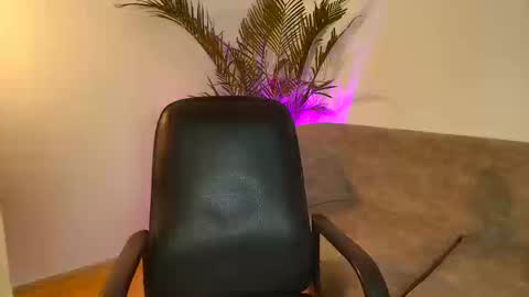 Snapshot of susana_hank chatting on 10/15/25, 10:10 susana online show from 10/15/25, 10:10