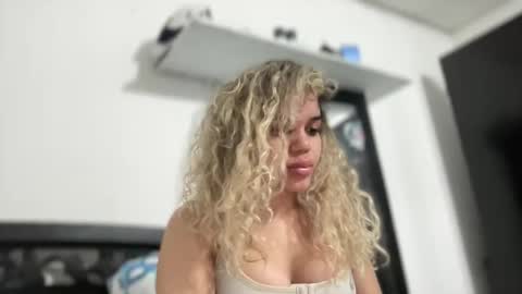 Snapshot of susandolls_ chatting on 12/22/25, 01:02 susan online show from 12/22/25, 01:02