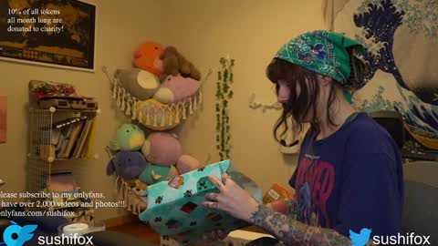 Snapshot of sushifox chatting on 12/17/24, 06:20 online show from 12/17/24, 06:20