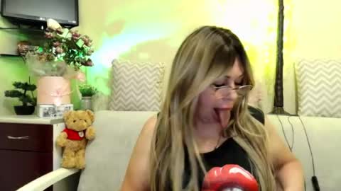 Snapshot of susiexnoreen chatting on 06/25/26, 12:43 SusiexNoreen online show from 06/25/26, 12:43