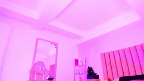 Snapshot of sussan_nicolle1 chatting on 10/20/25, 12:16 Sussan Nicole online show from 10/20/25, 12:16