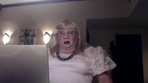 Snapshot of suzannebanci chatting on 02/14/25, 05:14 My name is Sissy or more fully Suzanna Aprilia Maria Mariquita Catarina Chinita Banci. Soy una puta - que chimba ladybug online show from 02/14/25, 05:14