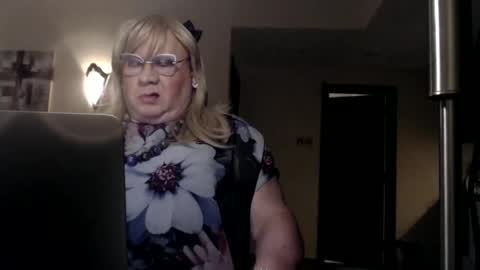 Snapshot of suzannebanci chatting on 02/28/25, 09:55 My name is Sissy or more fully Suzanna Aprilia Maria Mariquita Catarina Chinita Banci. Soy una puta - que chimba ladybug online show from 02/28/25, 09:55