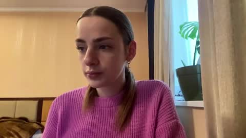 Snapshot of suzannetigerino chatting on 04/19/26, 06:35 Emila online show from 04/19/26, 06:35