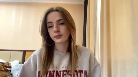 Snapshot of suzannetigerino chatting on 04/23/26, 12:15 Emila online show from 04/23/26, 12:15