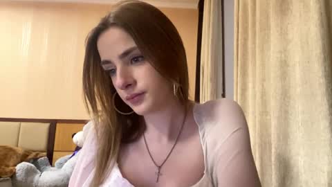 Snapshot of suzannetigerino chatting on 04/28/26, 05:18 Emila online show from 04/28/26, 05:18