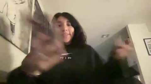 Snapshot of suzyishellawet chatting on 10/20/25, 04:02 Suzy online show from 10/20/25, 04:02