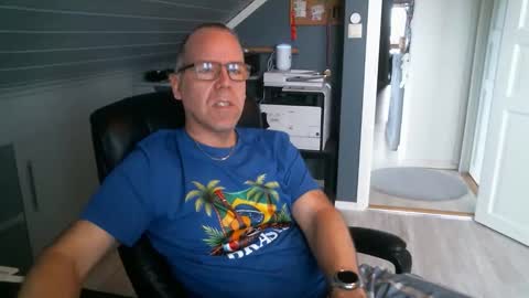 Snapshot of sverige1980 chatting on 03/21/26, 09:47 Tom online show from 03/21/26, 09:47