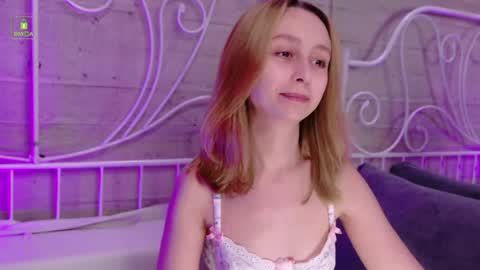 Snapshot of sweatee_fluff chatting on 05/31/26, 04:03 RACHEL online show from 05/31/26, 04:03