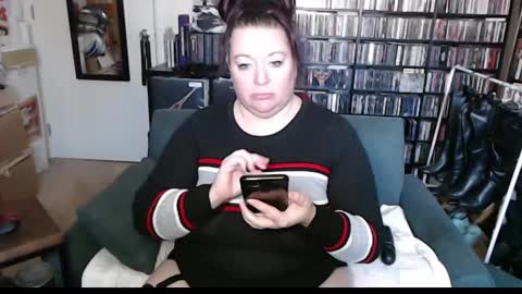 Snapshot of sweater_queen chatting on 01/21/25, 02:59 Sweater Queen online show from 01/21/25, 02:59