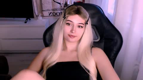 Snapshot of sweeet_baby0 chatting on 10/16/25, 01:17 Kate online show from 10/16/25, 01:17