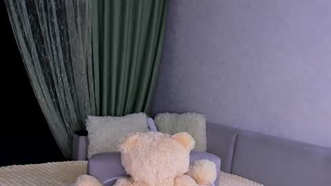 Snapshot of sweet_barbe chatting on 06/18/26, 04:00 Alice online show from 06/18/26, 04:00