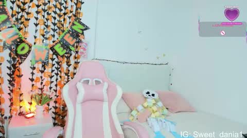 sweet_dania_ online show from 10/22/25, 08:14