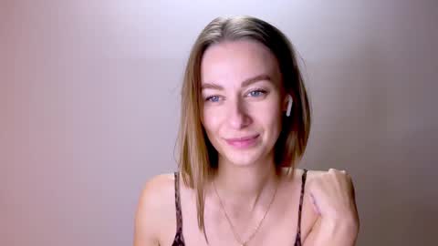 Snapshot of sweet_mia_91 chatting on 03/08/25, 03:45 Mia online show from 03/08/25, 03:45