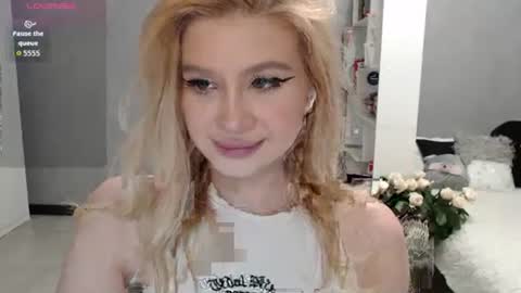 sweet_nicole_333 online show from 10/11/25, 08:57